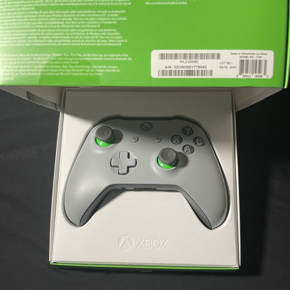 Special Edition Xbox Controller - Picture 2 of 8
